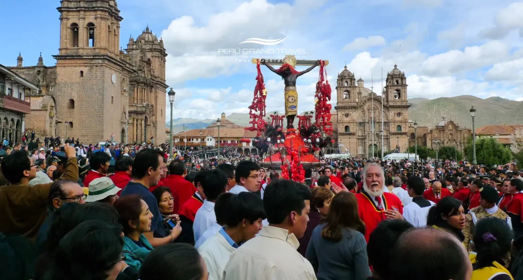 Crowd of faithful attending the Lord of the Earthquakes procession in front of Cusco Cathedral, the most important religious event of Holy Week in the city.