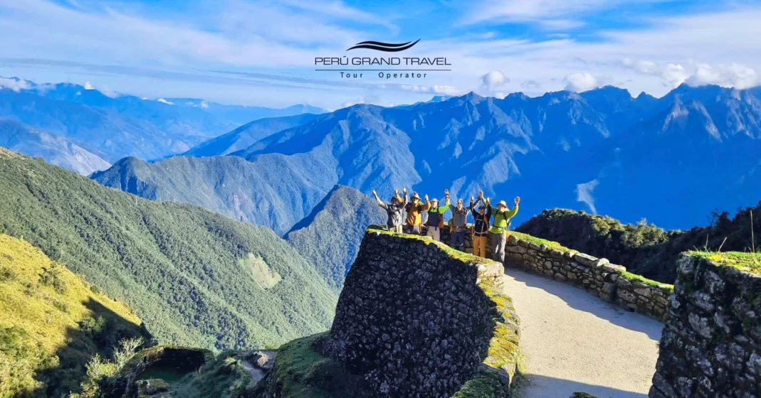 Inca-Trail-2-days_-tourists-on-the-2-day-Inca-Trail_-2-day-Inca-Trail-route