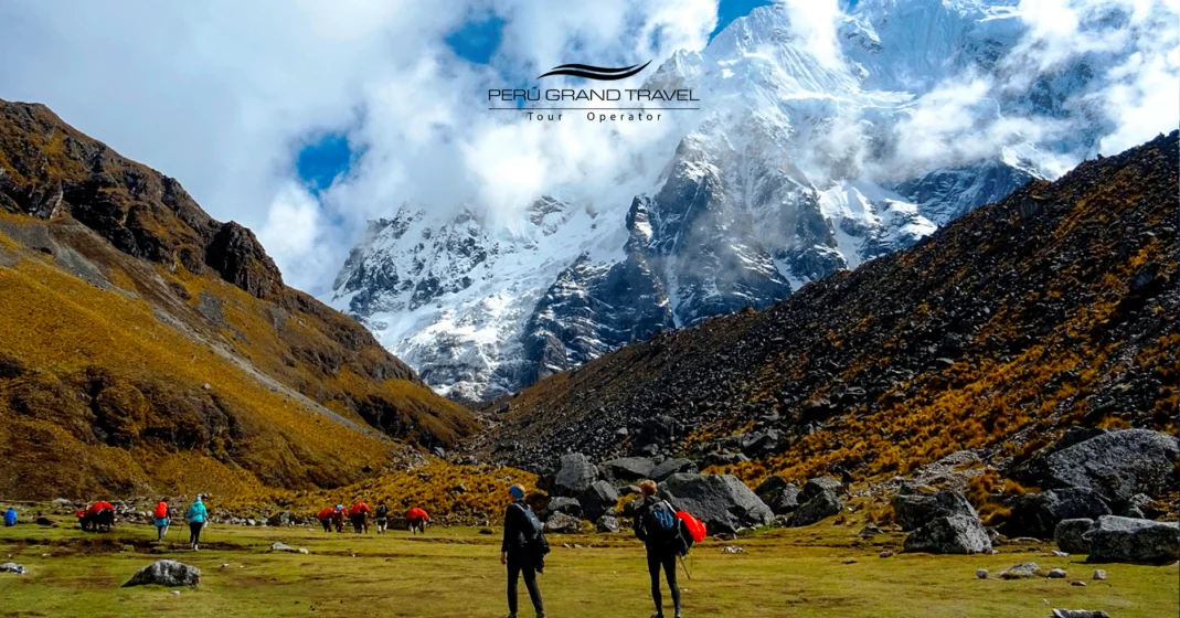 People with a view of Salkantay, trekking in Salkantay, trekking in the mountains, Salkantay route, hiking on the Salkantay route, Salkantay mountain