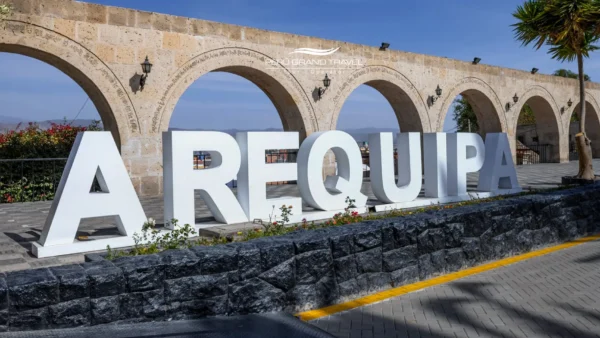 Things to do in Arequipa: posing for a beautiful photo next to the big “Arequipa” letters at Yanahuara viewpoint.