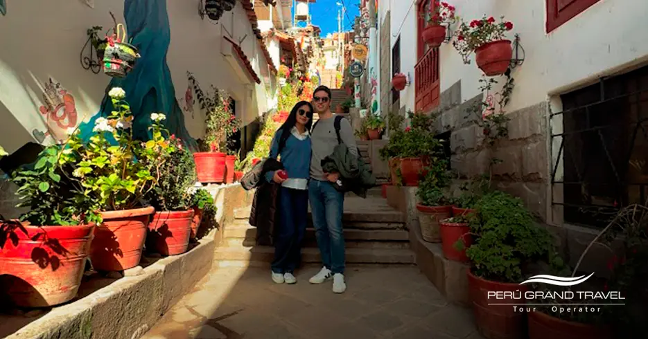 Cusco Streets, tourists on 7 Borreguitos Street