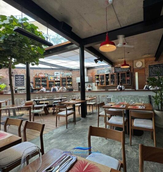 restaurant el mercado chairs and tables