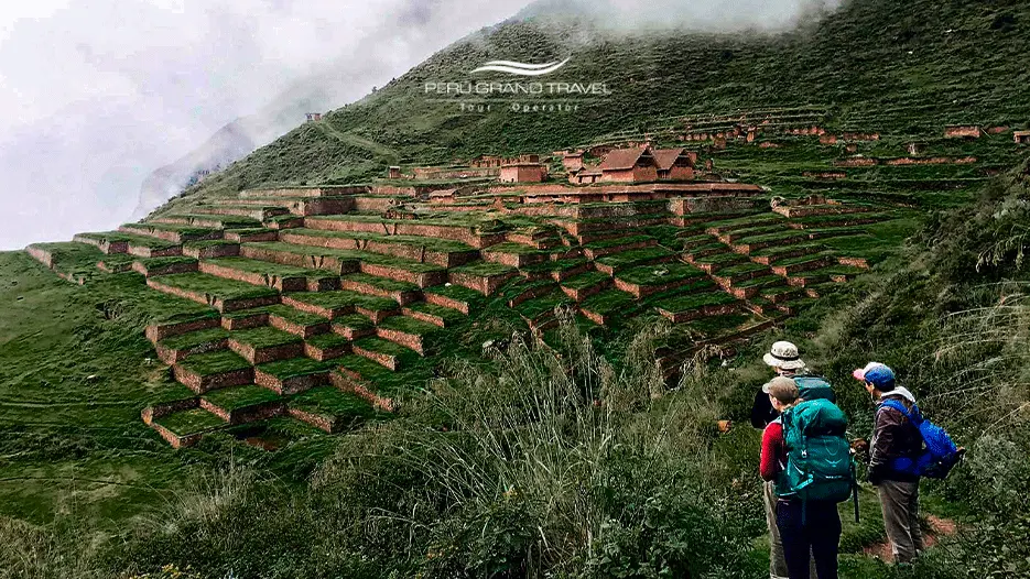 Huchuy Qosqo is one of the best treks in Peru. It begins in Cusco and ends in The sacred Valley!