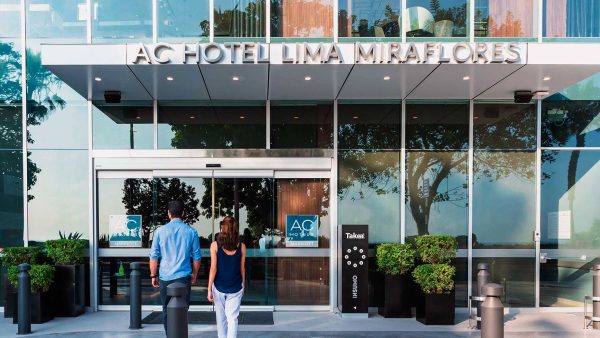 Luxury hotels in Lima - Tourists entering Lima hotels in Miraflores