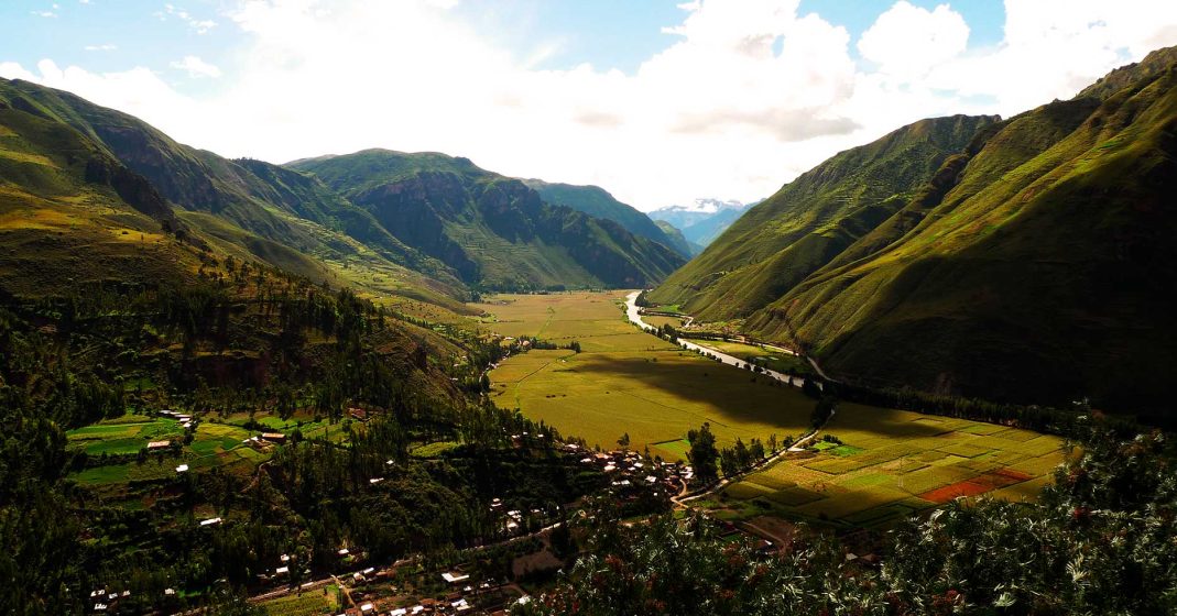 Luxury trip to Peru, view of the Sacred Valley of the Incas from the Taray viewpoint with a view of the Urubamba River and the surrounding mountains.