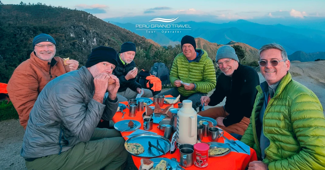 meals on the Inca Trail, lunches on the Inca Trail, travelers eating at the campsite