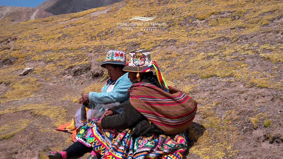 Local weavers on the Palcoyo Rainbow Mountain tour from Cusco.