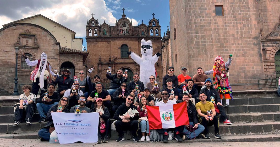 Tourists in the city of Cusco, smiling with flags and stuffed llamas