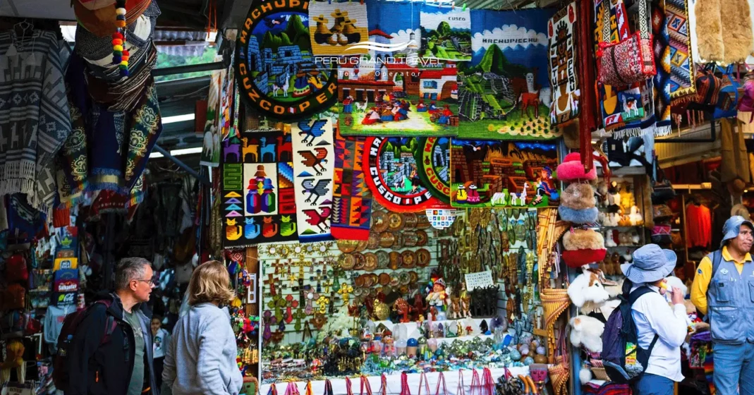 tourists buying souvenirs in Cusco