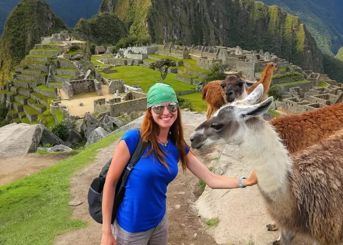 A photo with the llama in Machu Picchu